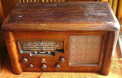 Columbus Wooden Radio Before Restoration.