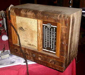 Golden Knight radio before restoration.