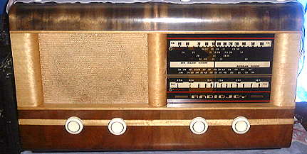 Radiojoy Dual Wave mantel radio.